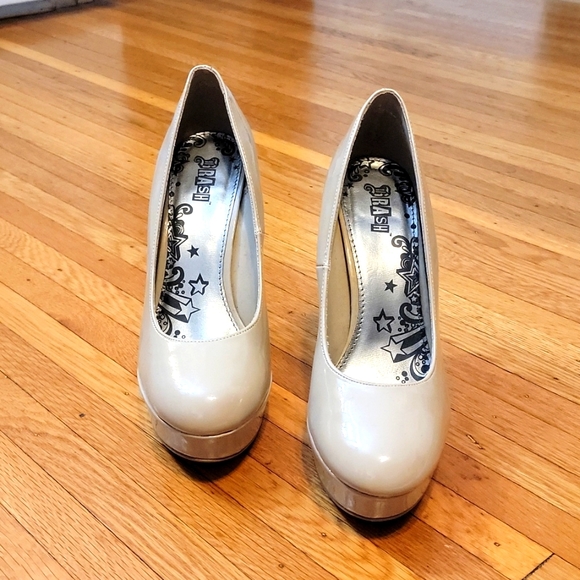 Size 10 tan stilletos, 5 in heel, barely worn. - Picture 2 of 4